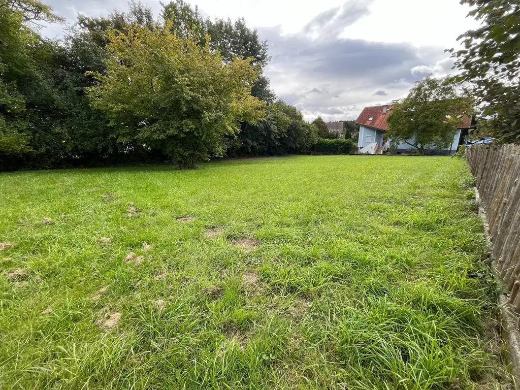 Sonniges Baugrundstück in ruhiger Lage