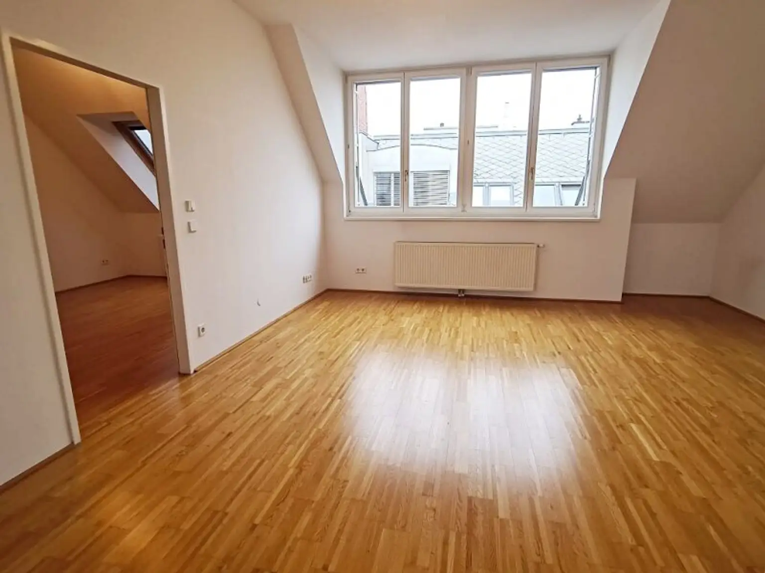 TERRASSENHIT, U1-NÄHE, 84 m2 Dachgeschoß mit 30 m2 Terrasse, 2 Zimmer, Wohnküche, 2 Bäder, Parketten, Viktorgasse