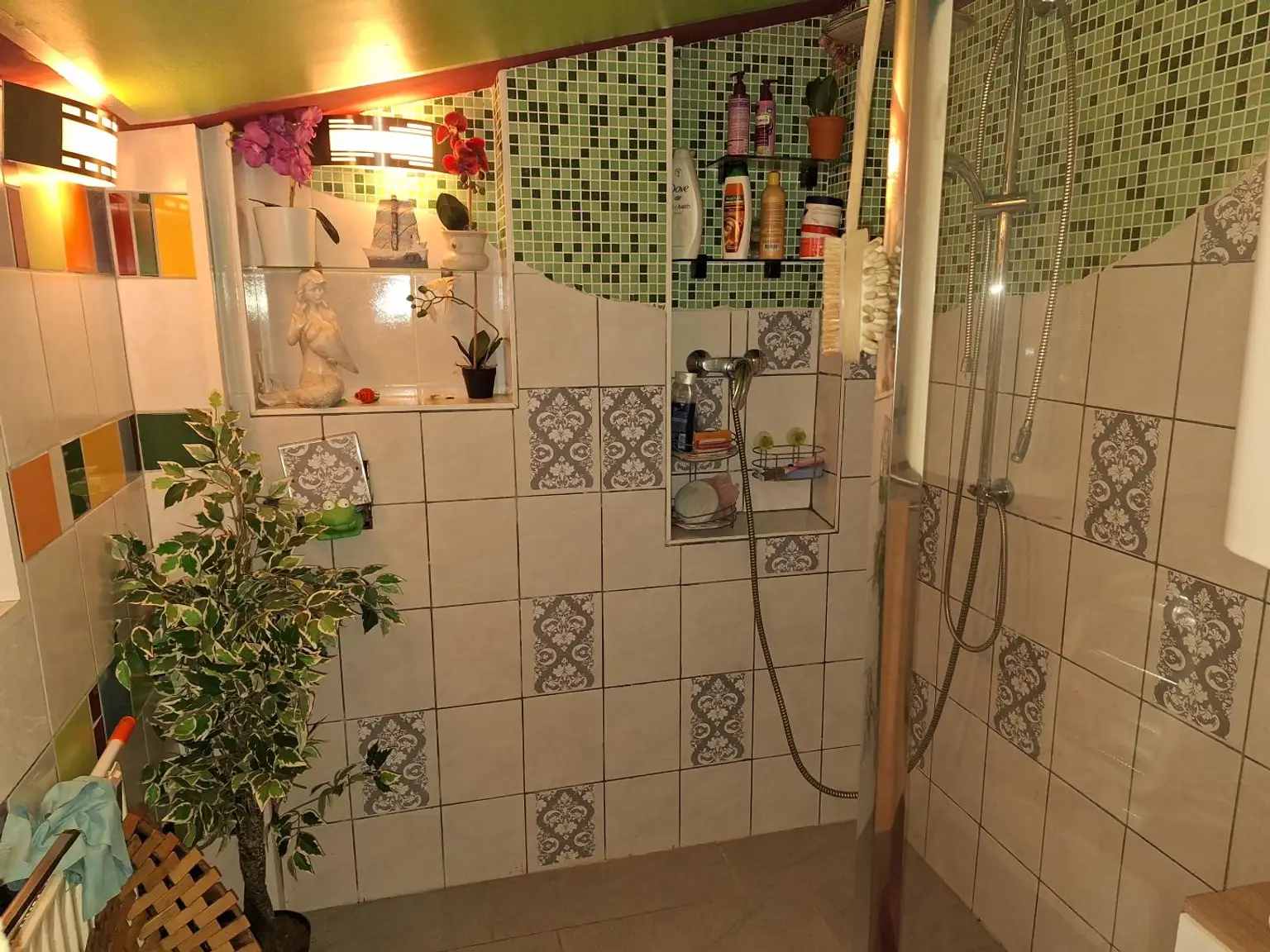 Villa Kunterbunt für Heimwerker / interessantes, kreatives und fröhliches Einfamilienhaus mit 5 Zimmern in ruhiger Seitengasse.