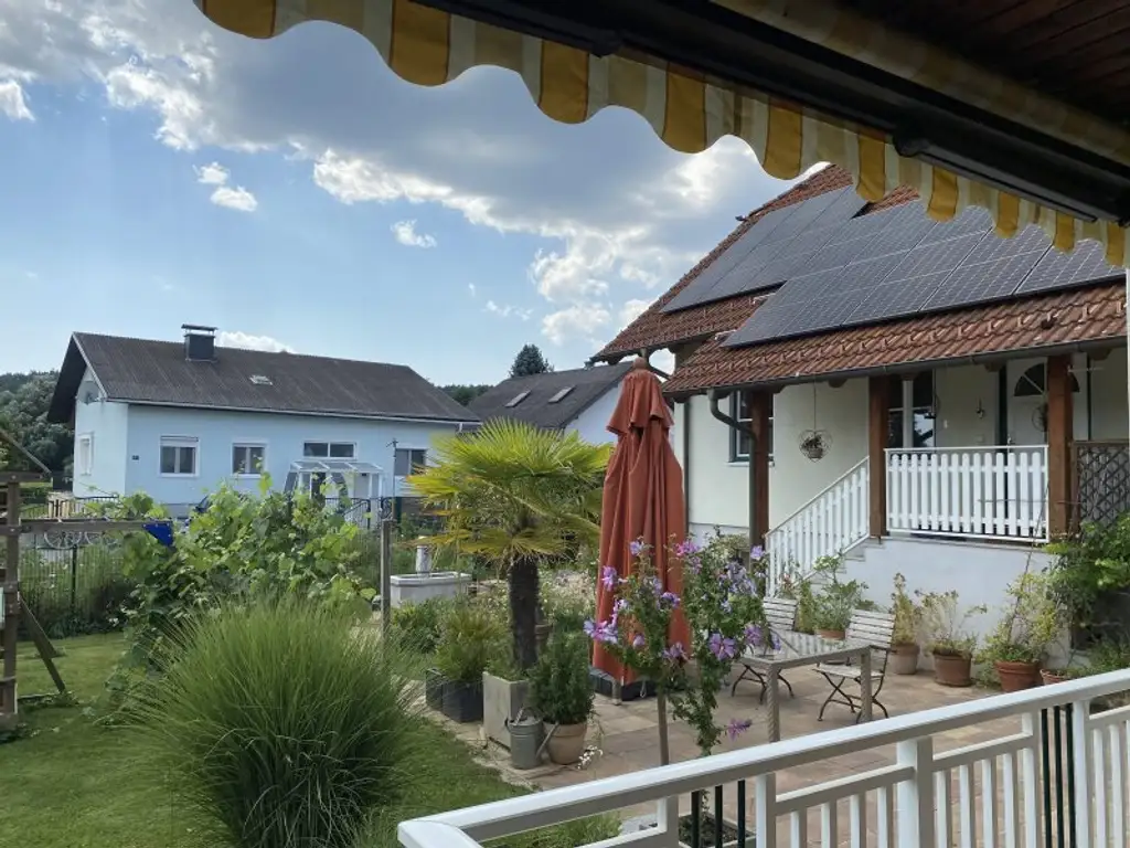 2 Häuser mit Nebengebäuden und Garten