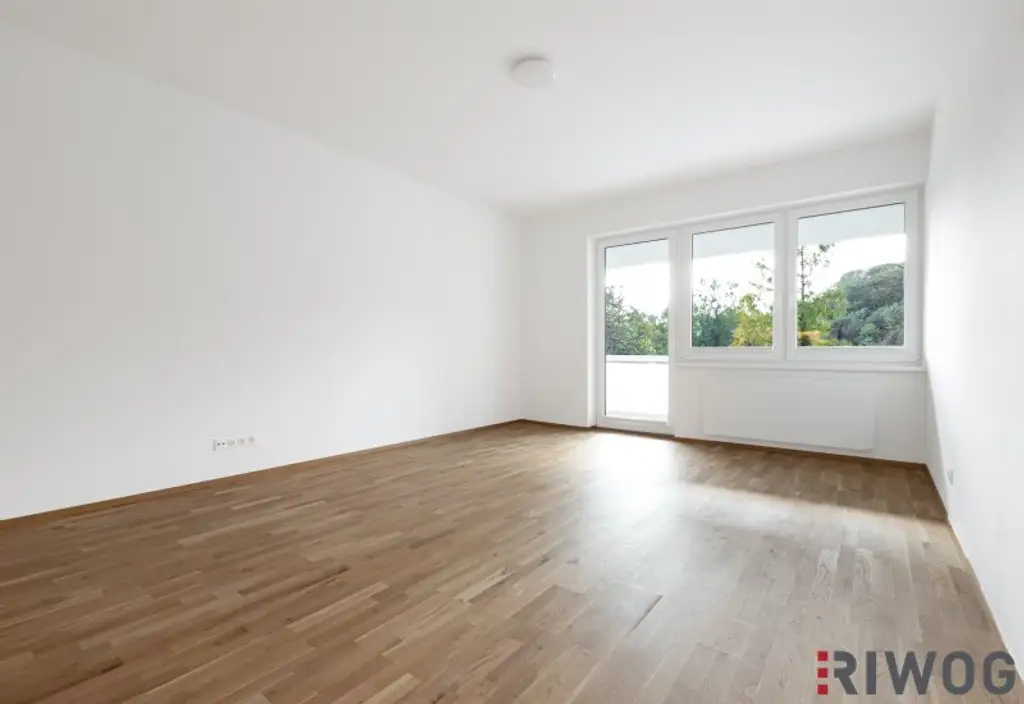 ERSTBEZUG nach Sanierung mit Blick auf Schloss Laudon  | ca. 16 m² Loggia  | Garagenplatz | Vollausgestattete Küche | Erholungsgebiet angrenzend