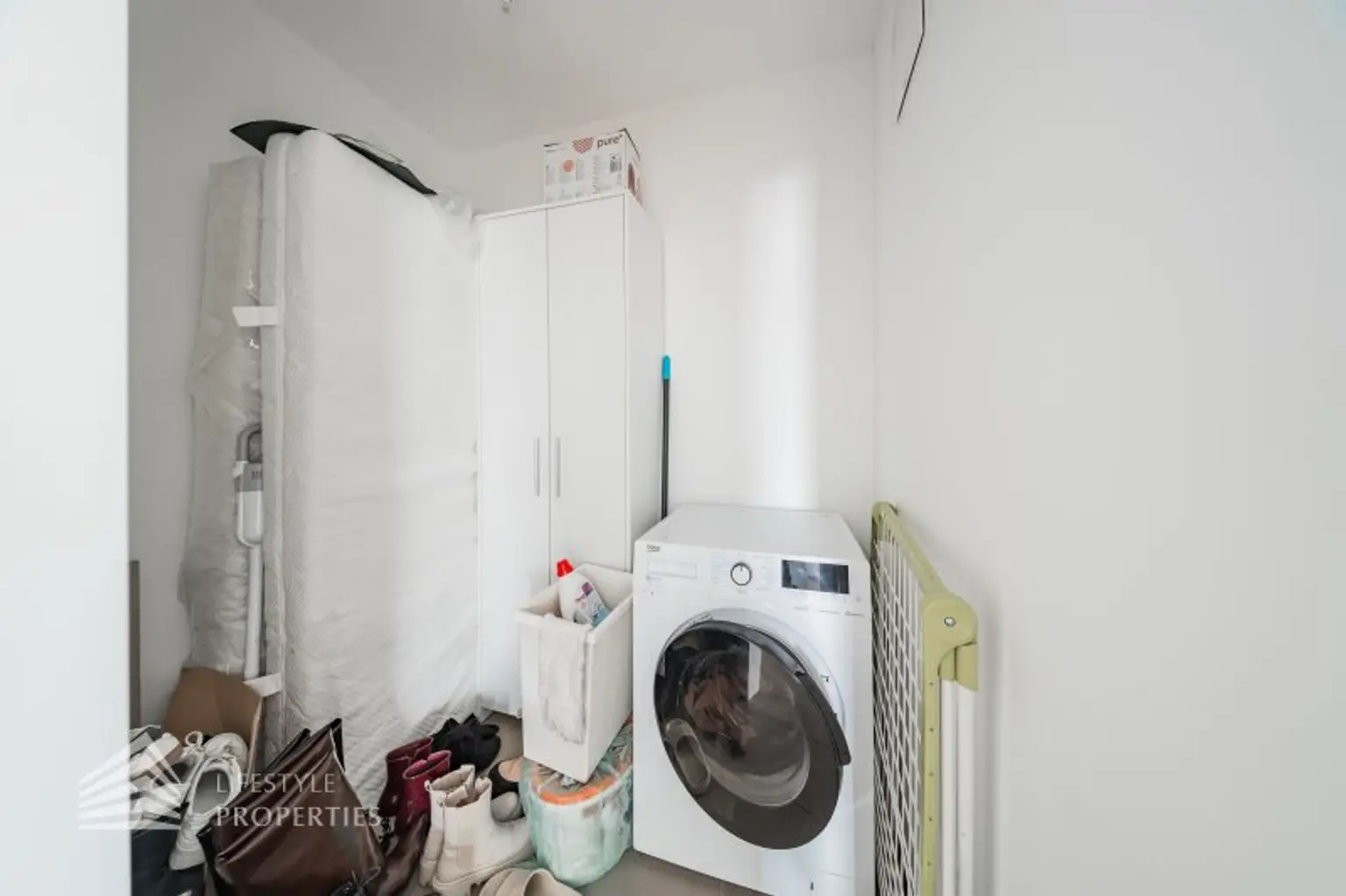 Modernes City-Living bei der UNO-City Exklusive 3-Zimmer-Wohnung mit zwei Loggien