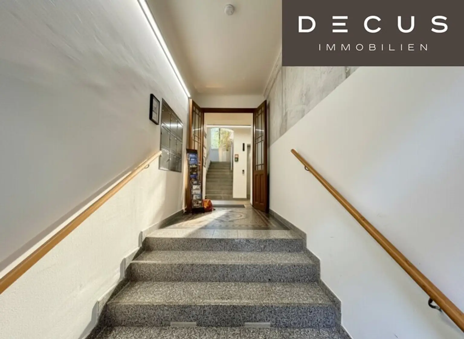 | EXKLUSIVE & LICHTDURCHFLUTETE DACHGESCHOSS - MAISONETTE - WOHNUNG MIT BLICK AUF DEN SCHLOSSBERG | PRIVATER LIFTZUGANG | 2 TERRASSEN | TOP LAGE