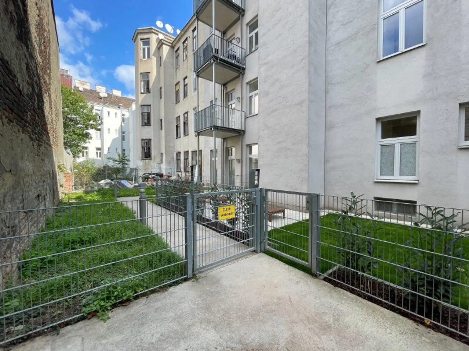 ALTBAUWOHNUNG MIT HOFSEITIGEM BALKON: 3 Zimmer inkl. Küche im 3. Liftstock