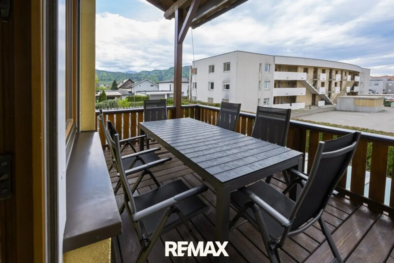 Überdachter Balkon mit Weitblick