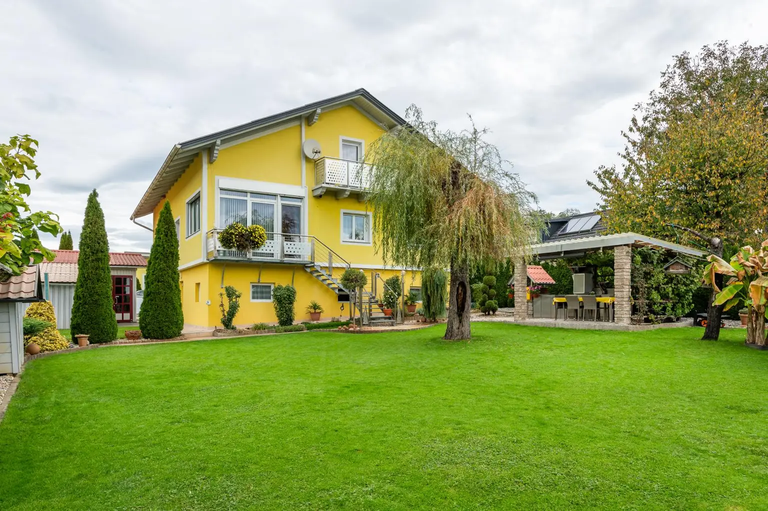 GARTENPARADIES für die ganze Familie mit Schwimmteich und 4 Garagen