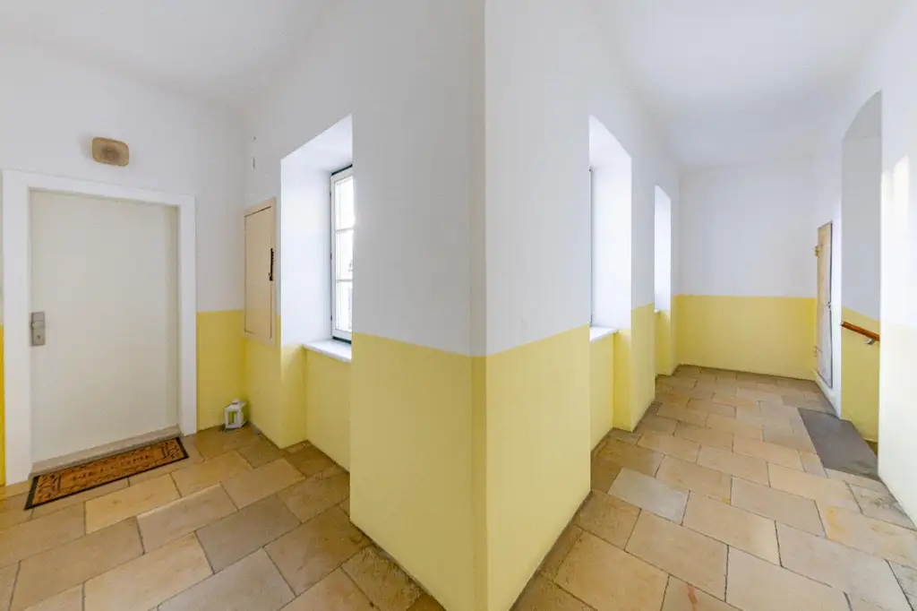 WOHNEN IM ZENTRUM! GERÄUMIGE 2 ZIMMER WOHNUNG MIT 81 m² WOHNFLÄCHE!