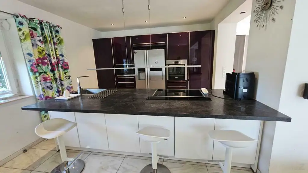 ** Großzügiges & edel saniertes Stadthaus ** Hochwertige Ausstattung ** 3 Bäder ** Einliegerwohnung ** absolute Ruhelage **