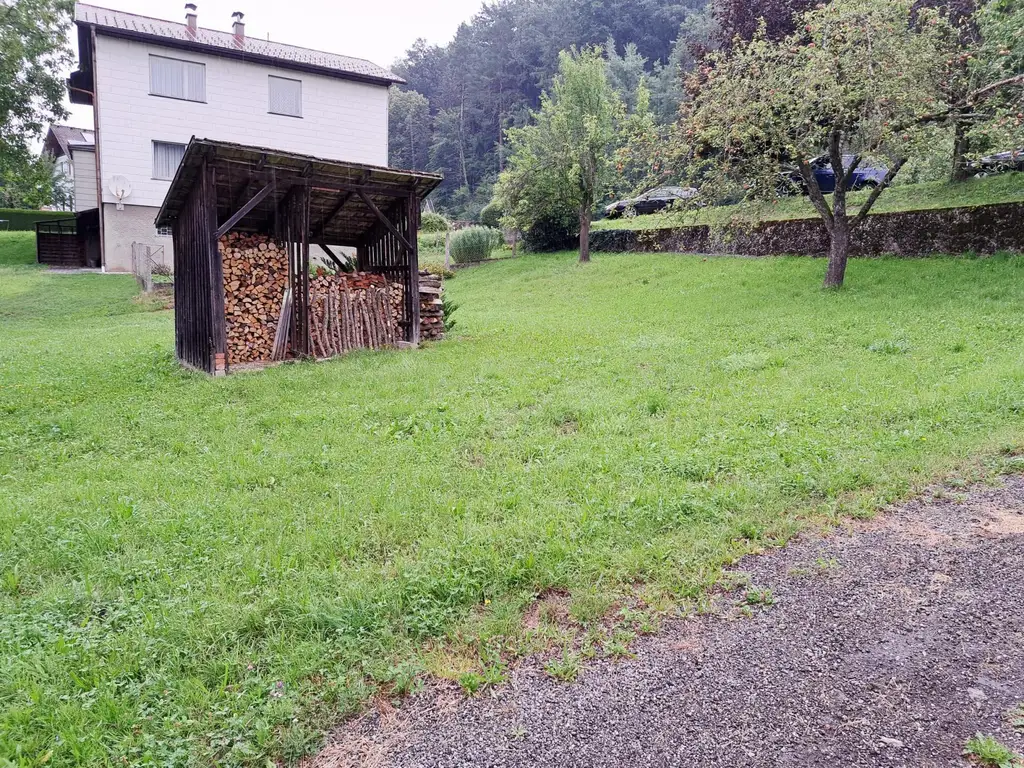 GROSSES GRUNDSTÜCK MIT SCHUPPEN
