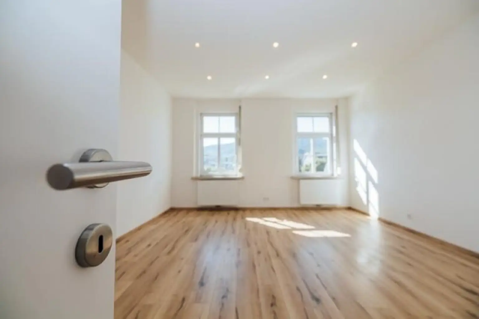 AB SOFORT BEZIEHBAR I BAHNHOFNAHE LAGE I BALKON I WG-GEEIGNET I KOMPLETT SANIERT I 3. OG MIT LIFT I HAUSTIERFREUNDLICH I HELL & FREUNDLICH I MODERNES BADEZIMMER MIT EBENERDIGE DUSCHE I PROJEKT WOHNEN I