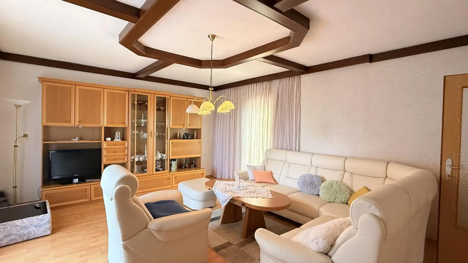 Wohnzimmer mit Balkon und Terrasse
