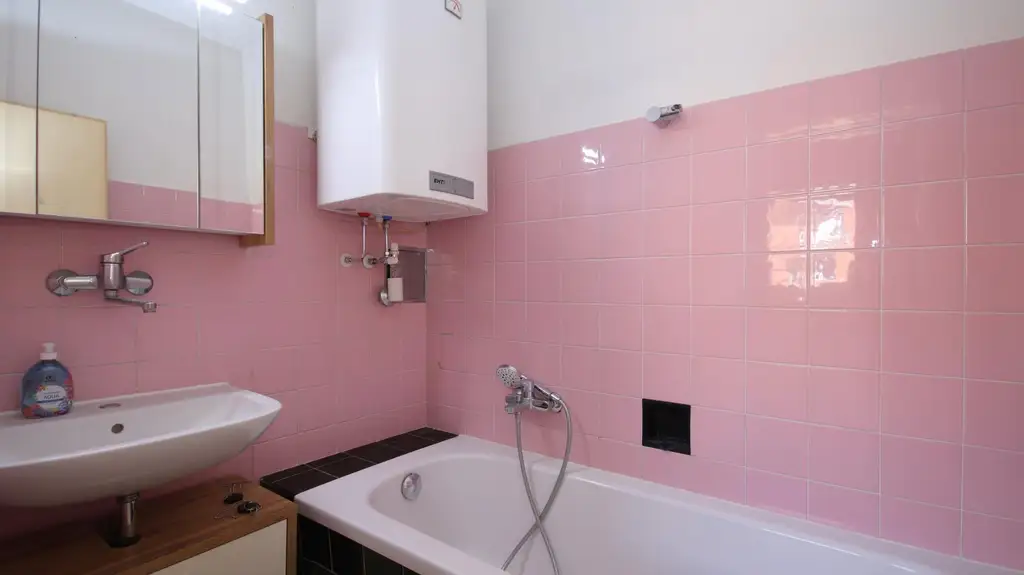 Sanierungsbedürftige 2- Zimmer-Wohnung mit Balkon