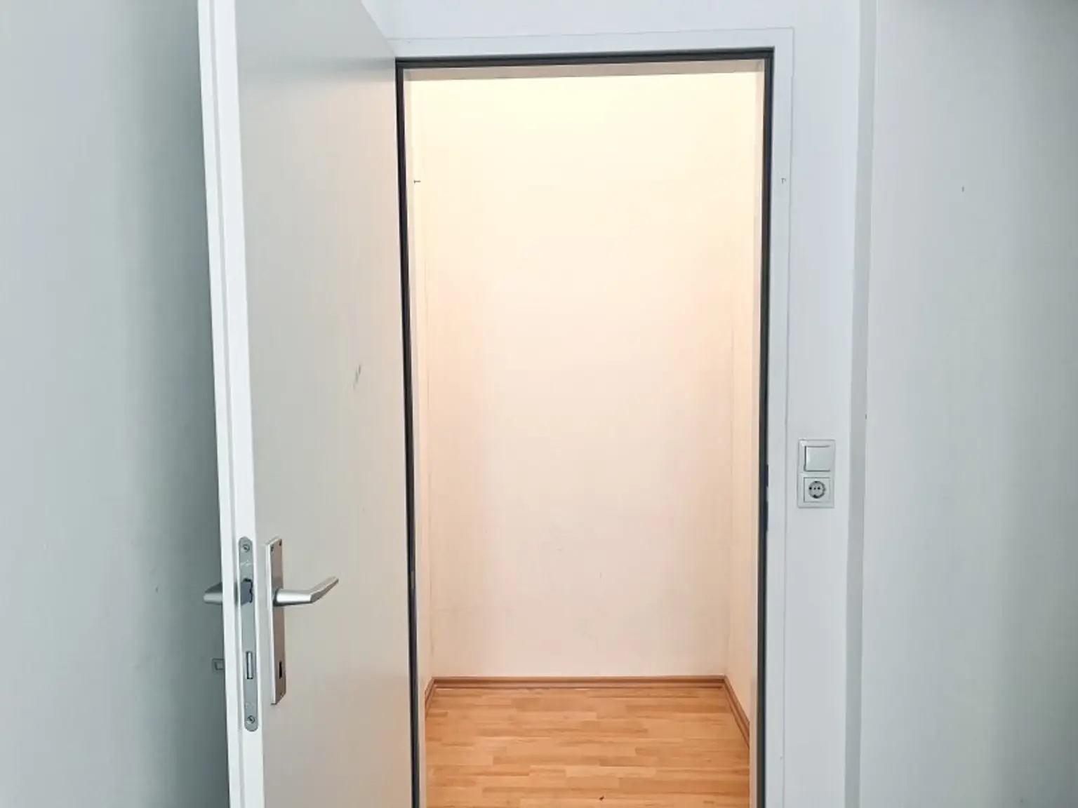 Nähe Alte Donau! 4-Zimmerwohnung mit Potenzial –  (Loggia 17 m2 eingereicht, WG tauglich!)