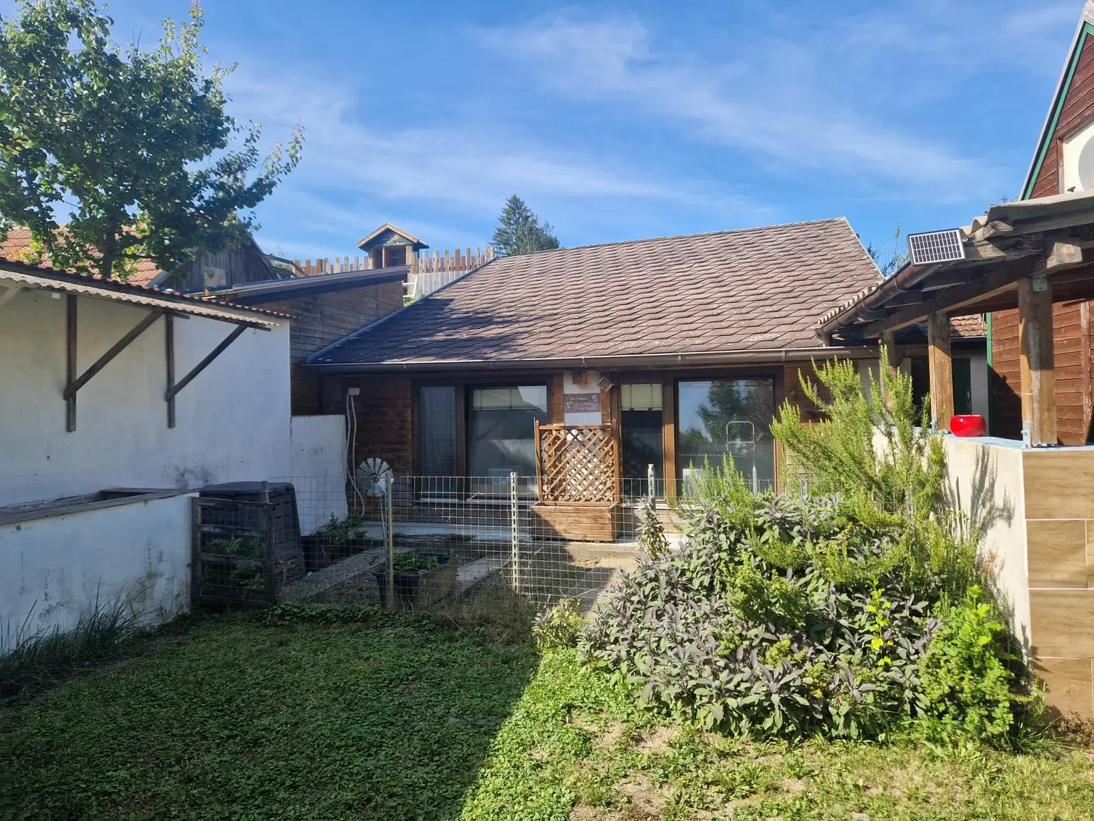 LIEBEVOLLES LANDHAUS FÜR ZWEI PERSONEN IN GRÜNLAGE MIT GESCHLOSSENEM, ABSOLUT UNEINSEHBAREM INNENHOF UND HERRLICHEM GARTEN SAMT GRILLPLATZ UND NEBENGEBÄUDEN
