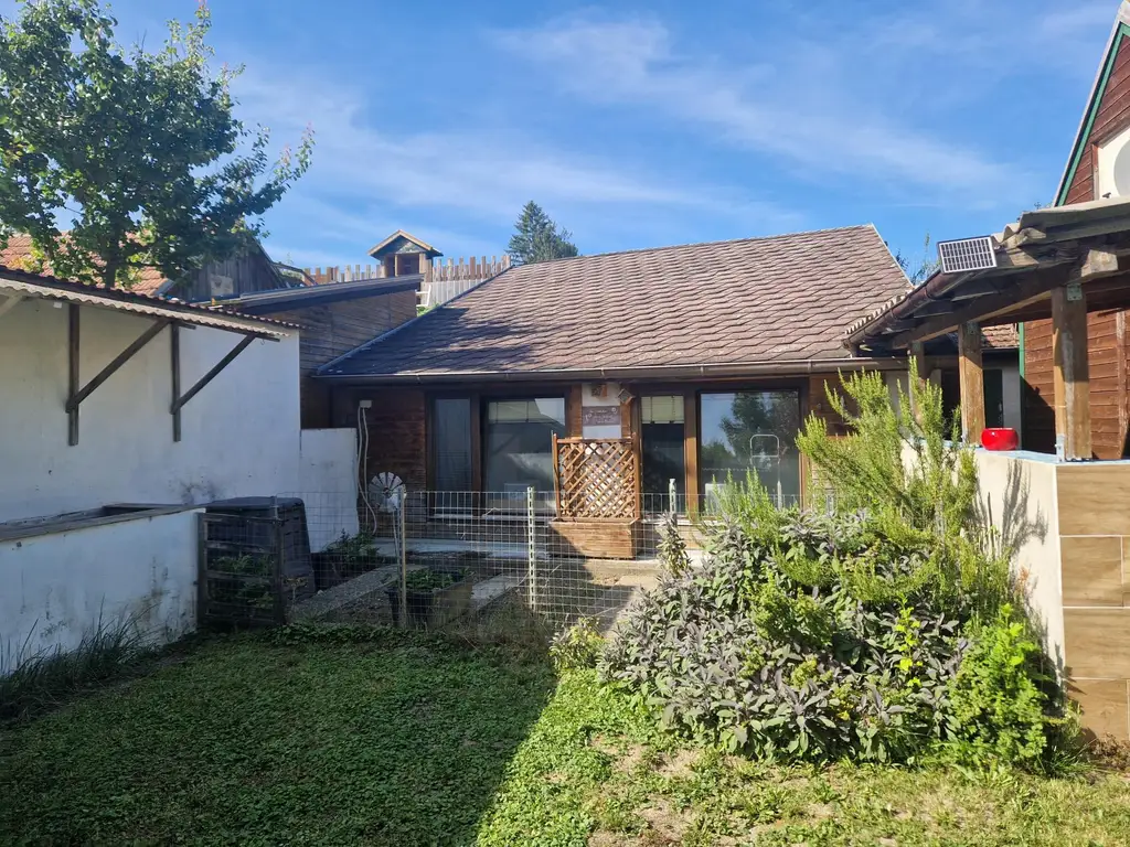 LIEBEVOLLES LANDHAUS FÜR ZWEI PERSONEN IN GRÜNLAGE MIT GESCHLOSSENEM, ABSOLUT UNEINSEHBAREM INNENHOF UND HERRLICHEM GARTEN SAMT GRILLPLATZ UND NEBENGEBÄUDEN
