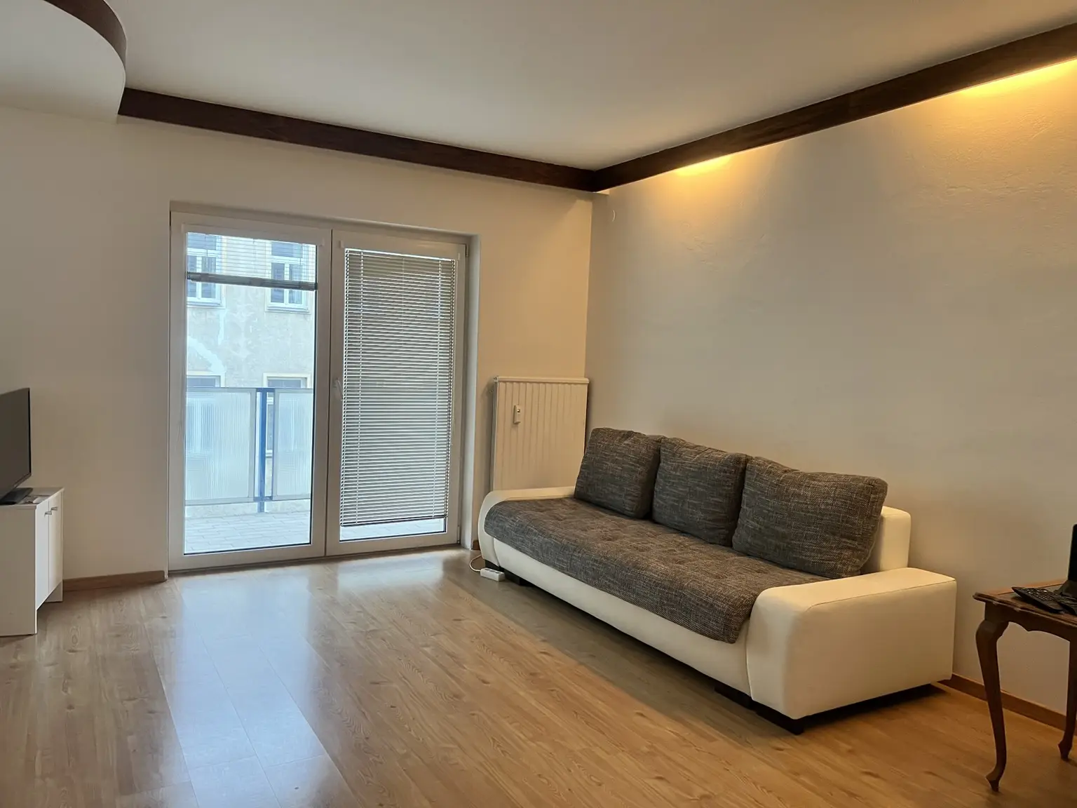 Wohnzimmer mit Ausgang zu Balkon