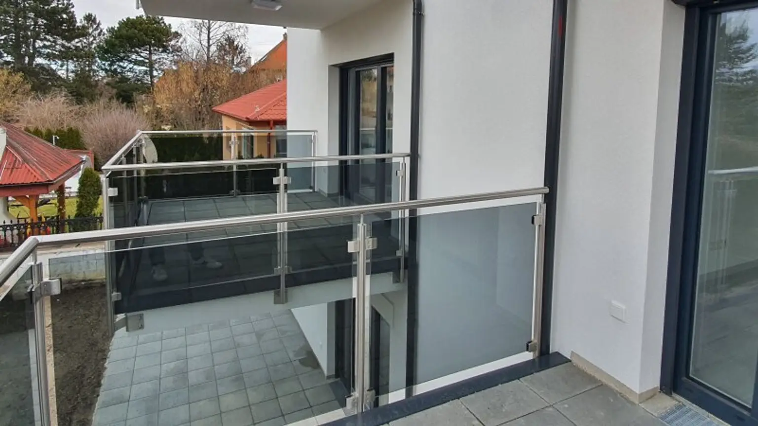 Zinshaus mit 5 Wohneinheiten, 5 KFZ Garagenplätze, Balkone, Garten (vermietet)