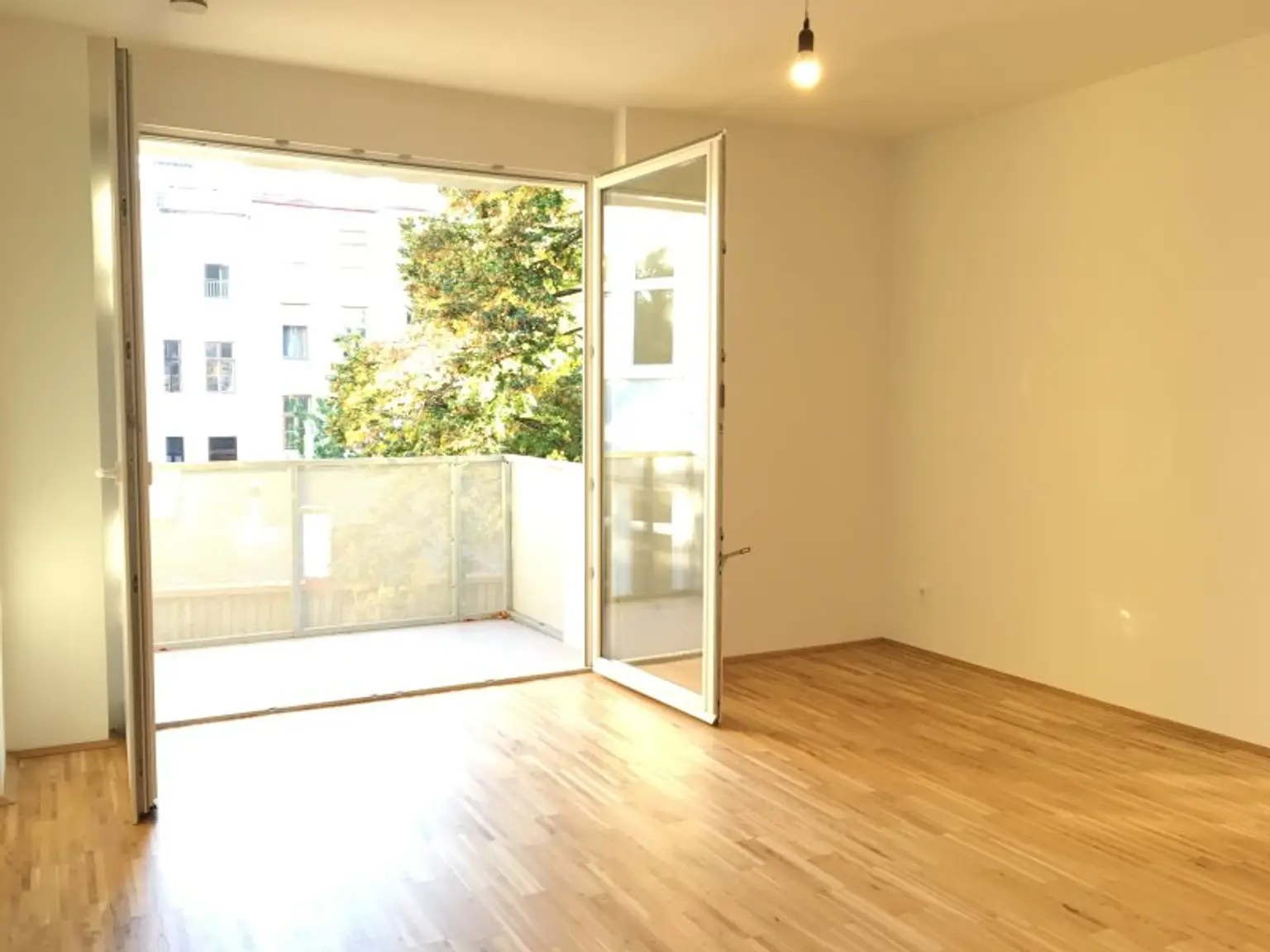 2-Zimmer Wohnung mit Balkon in den grünen Garten! Direkt bei U3 Kendlerstraße!