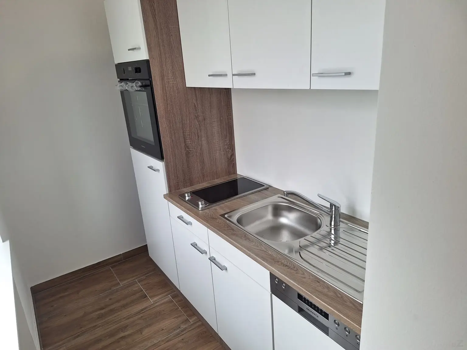 Küche mit Geschirrspüler