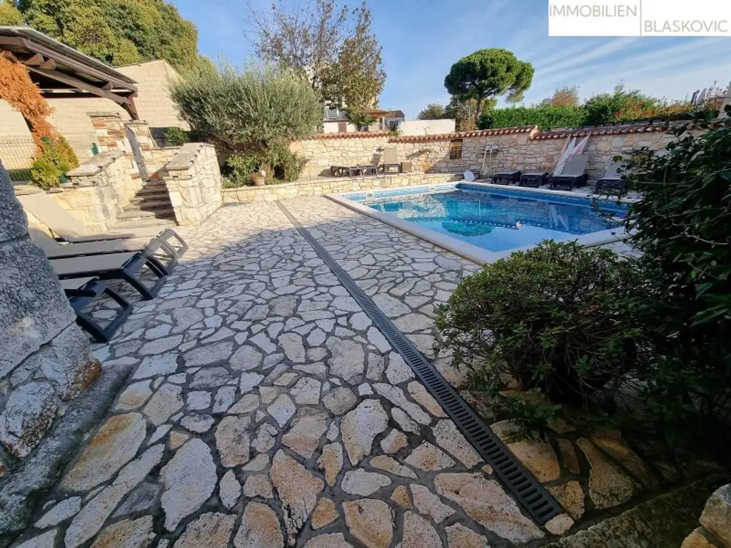 Porec Umgebung - Attraktives Steinhaus mit 2 Appartements und Pool/Wellness