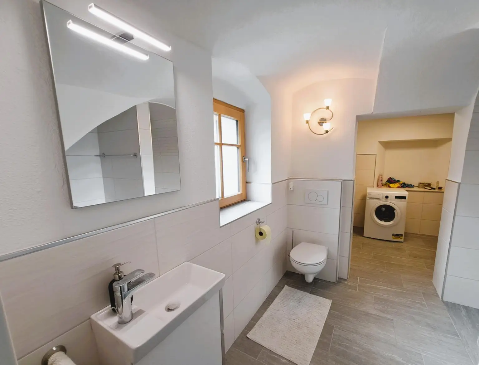 Badezimmer mit Waschraum