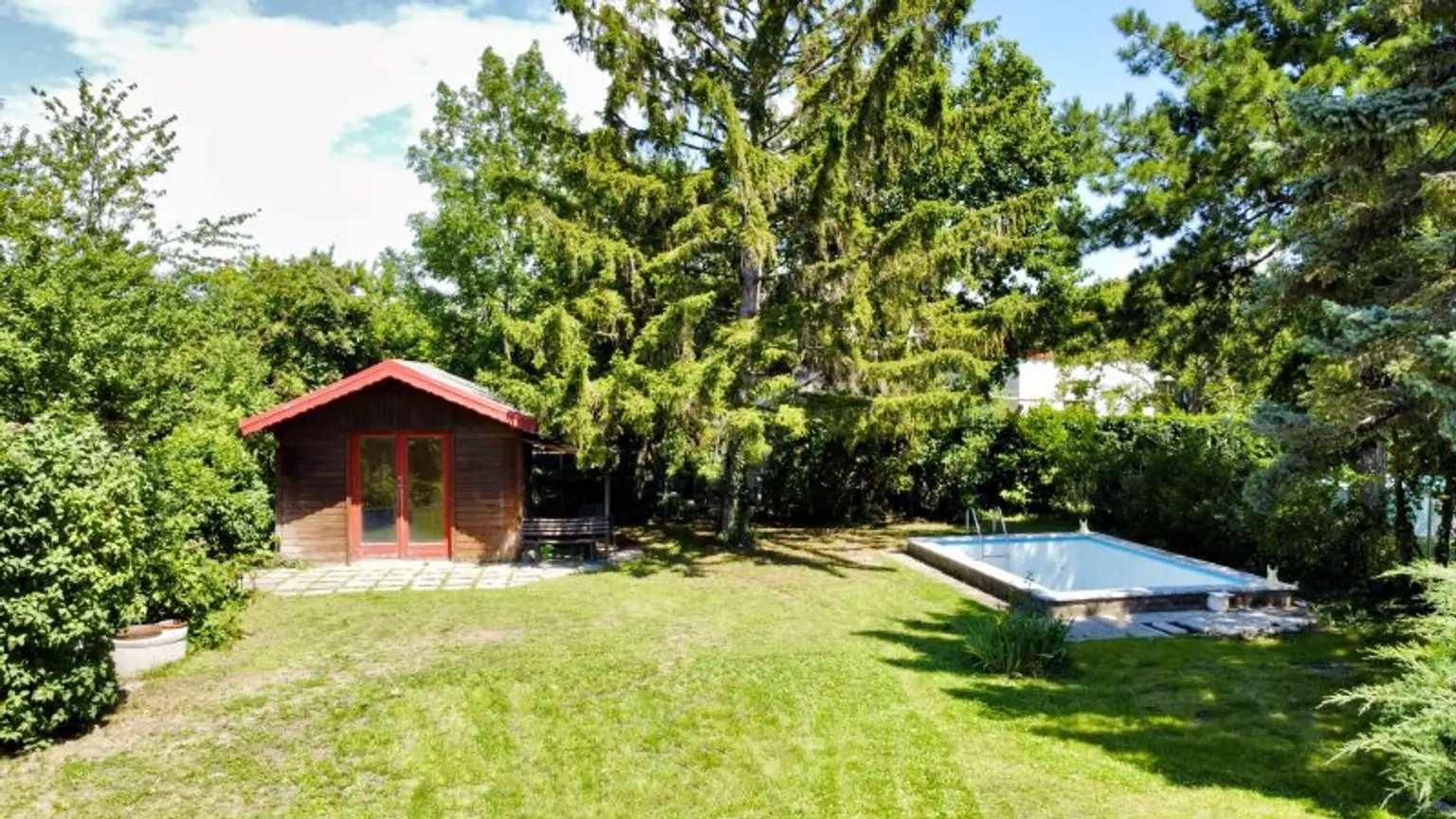 Bemerkenswertes Einfamilienhaus mit viel Entwicklungsmöglichkeit | Pool | Sauna | großer Garten