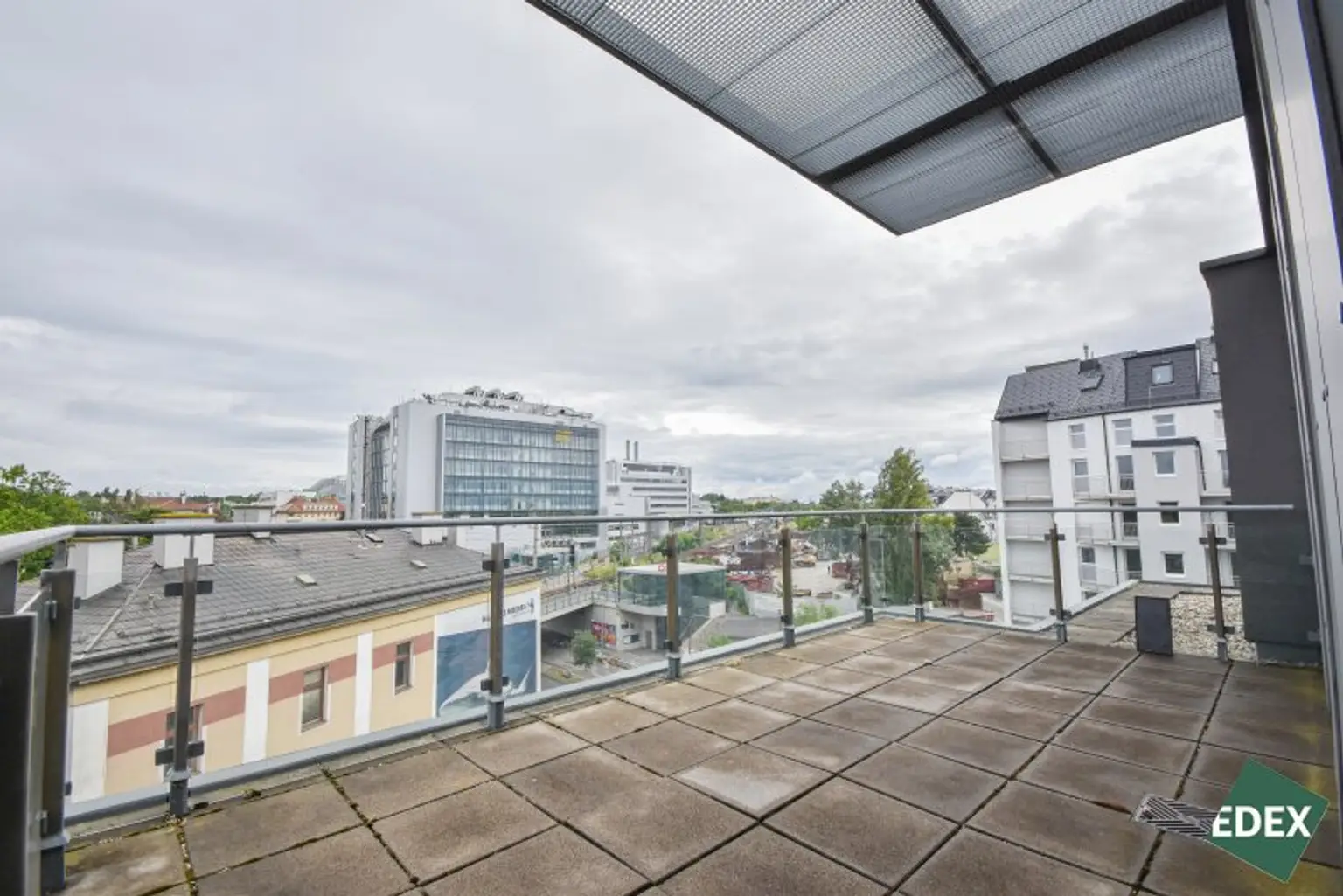 Durchdacht aufgeteilte Bürofläche mit Terrasse und optimaler Anbindung