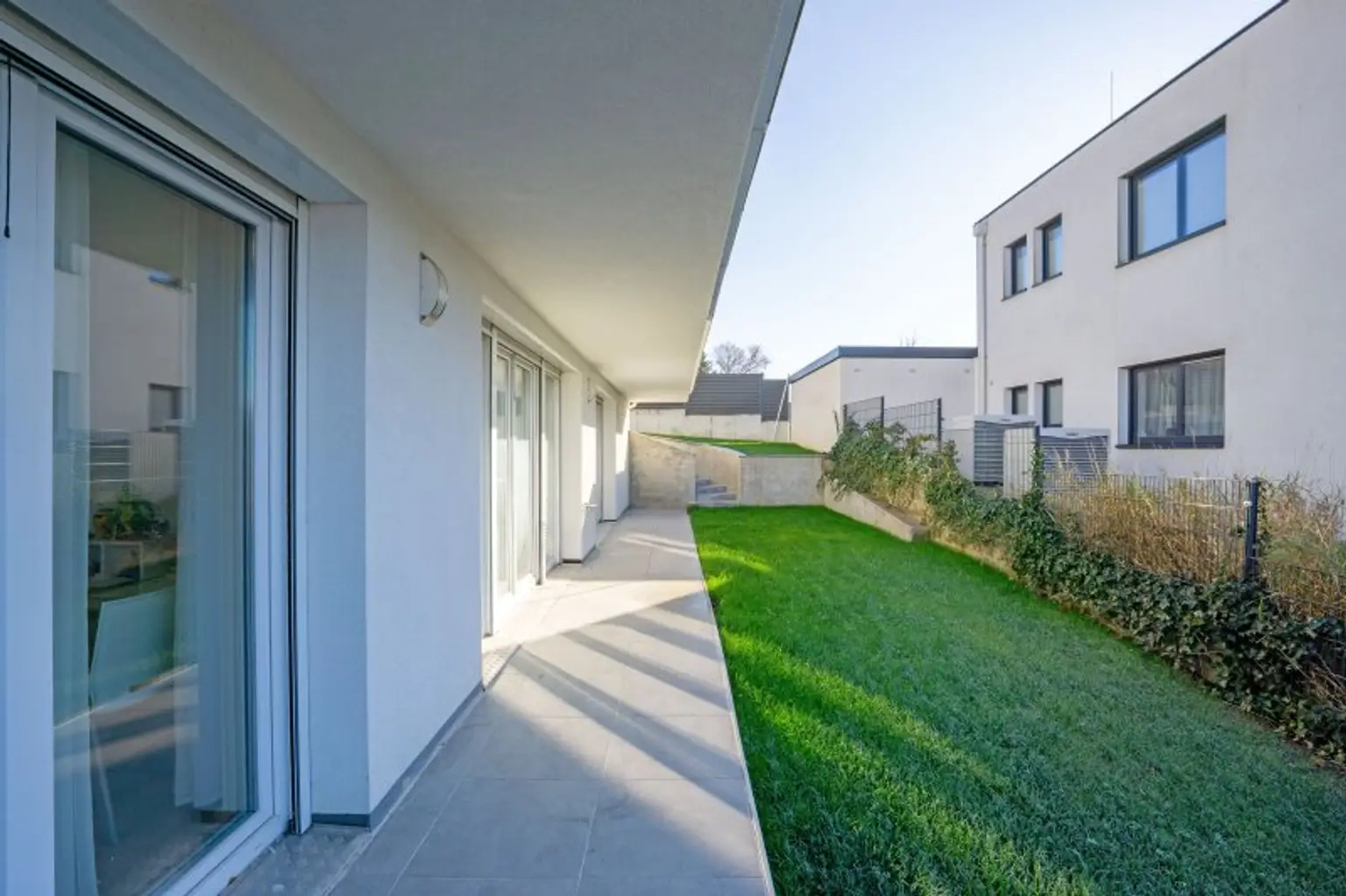 Terrasse und Garten der unteren Ebene