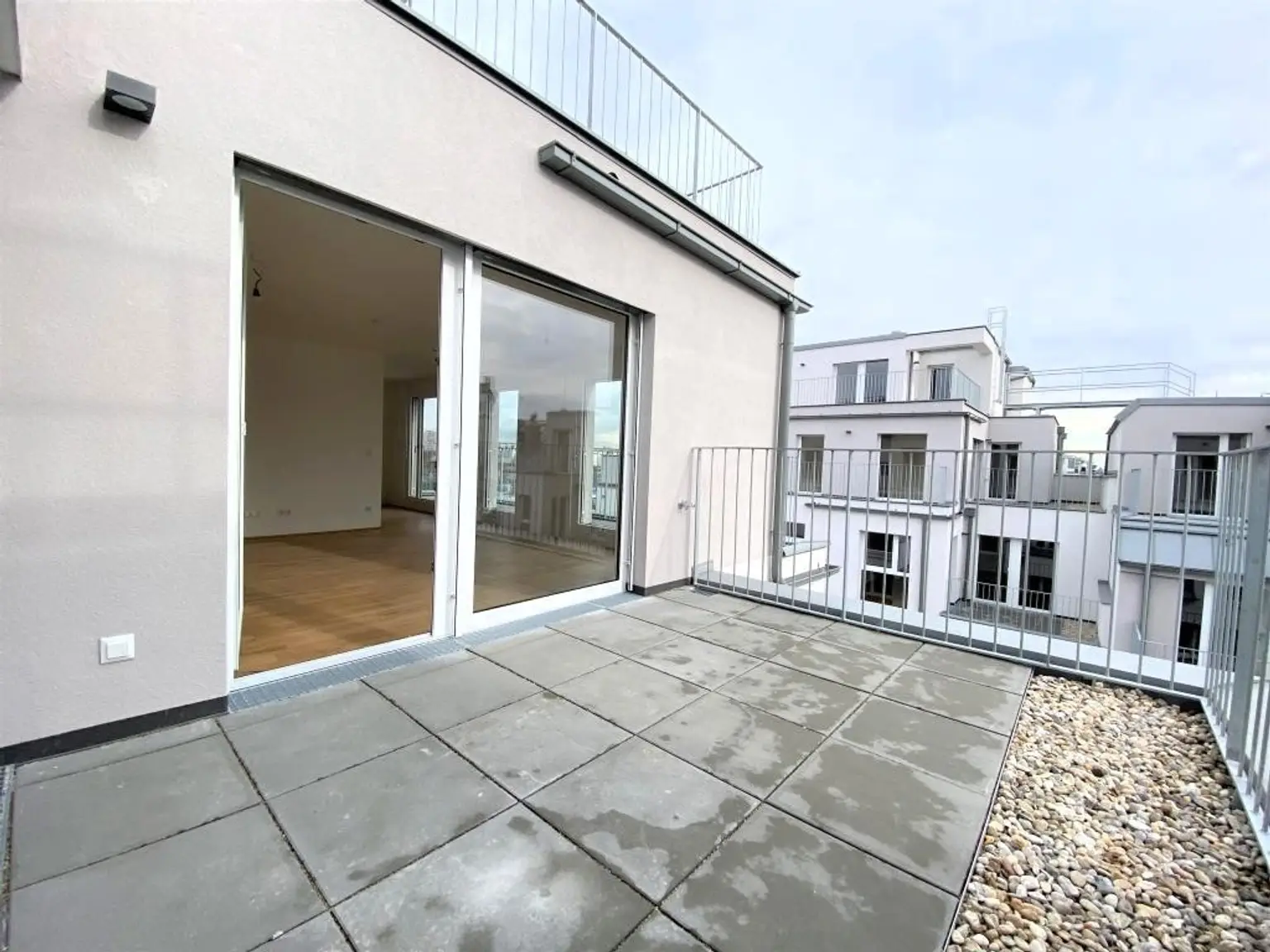 16m² Terrassenfläche!!! DG-Neubauwohnung in der Koloniestraße!!!