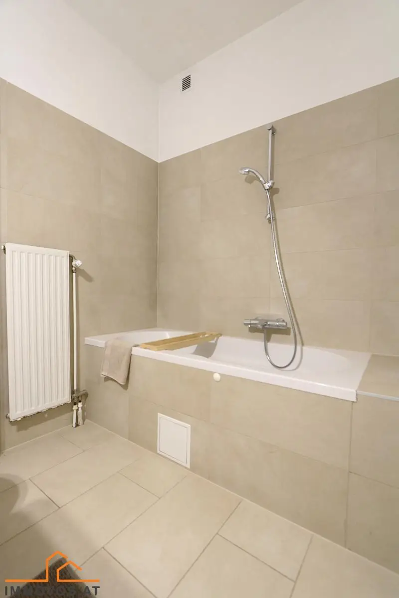 Gelegenheit: 4-Zimmer-Altbau MIT  Balkon an der Grenze 7./8 im 2. Lift-Stock