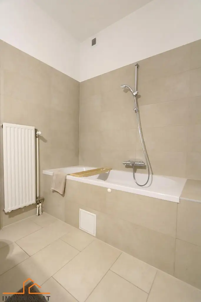 Gelegenheit: 4-Zimmer-Altbau MIT  Balkon an der Grenze 7./8 im 2. Lift-Stock