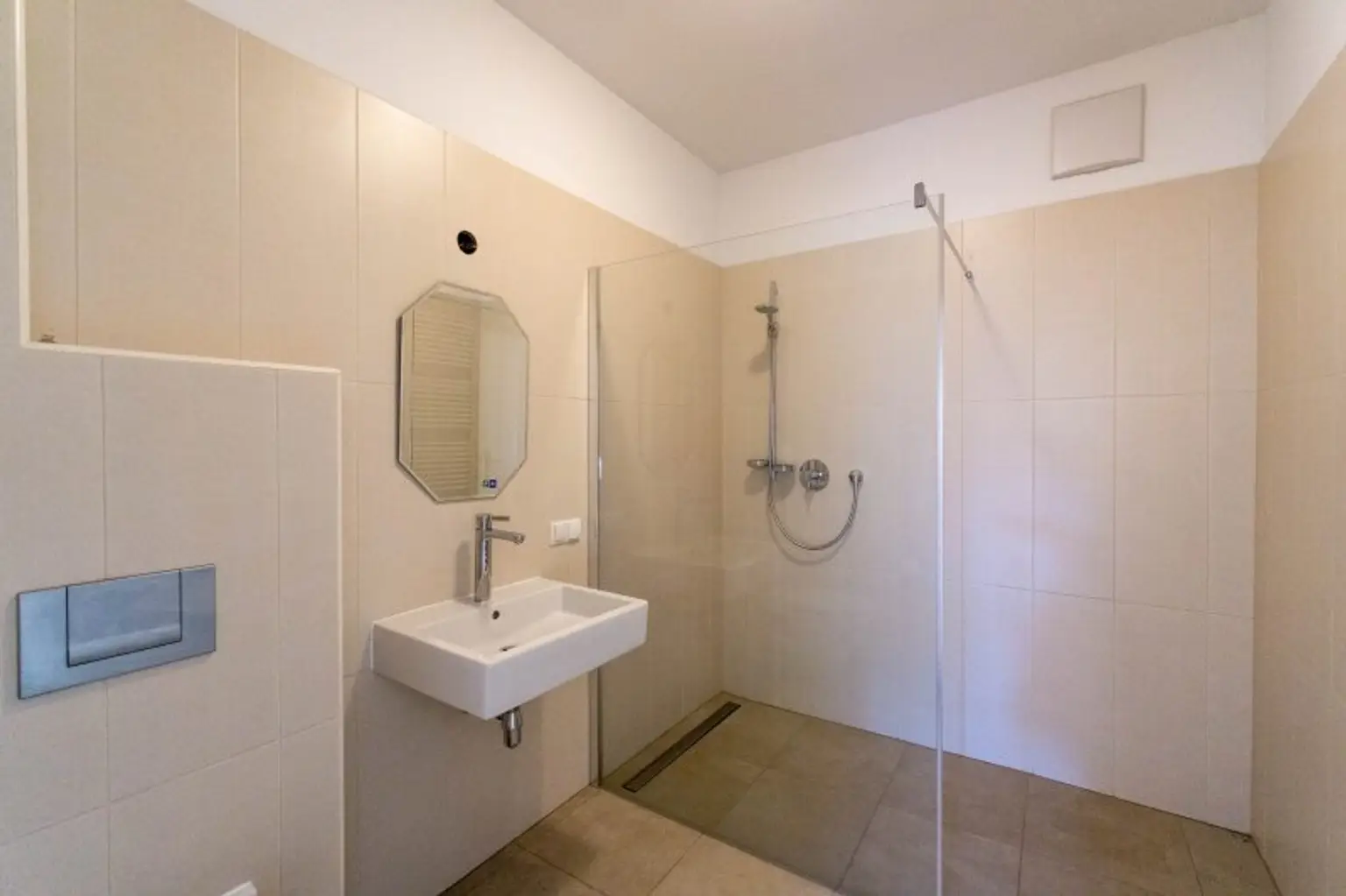 Bad mit Dusche und WC Top 1