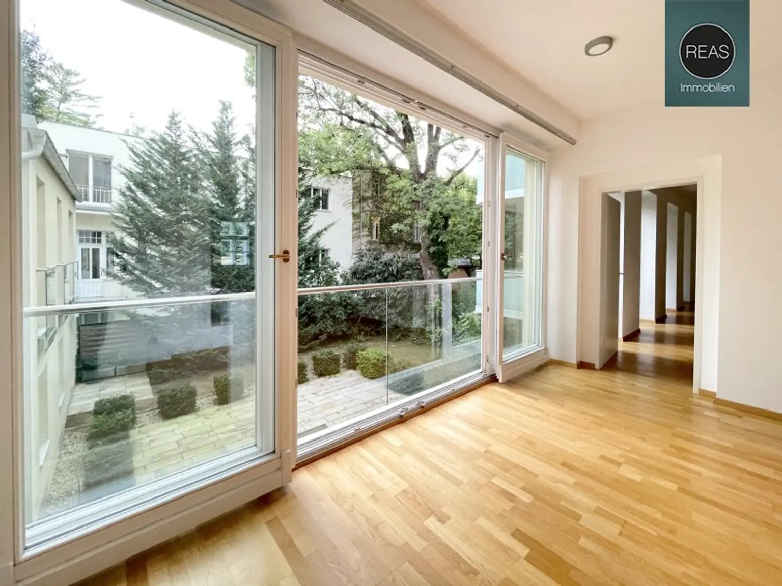 Provisionsfrei: Wunderschönes Apartment mit ruhiger Balkon-Terrasse bei der Orangerie Schönbrunn!