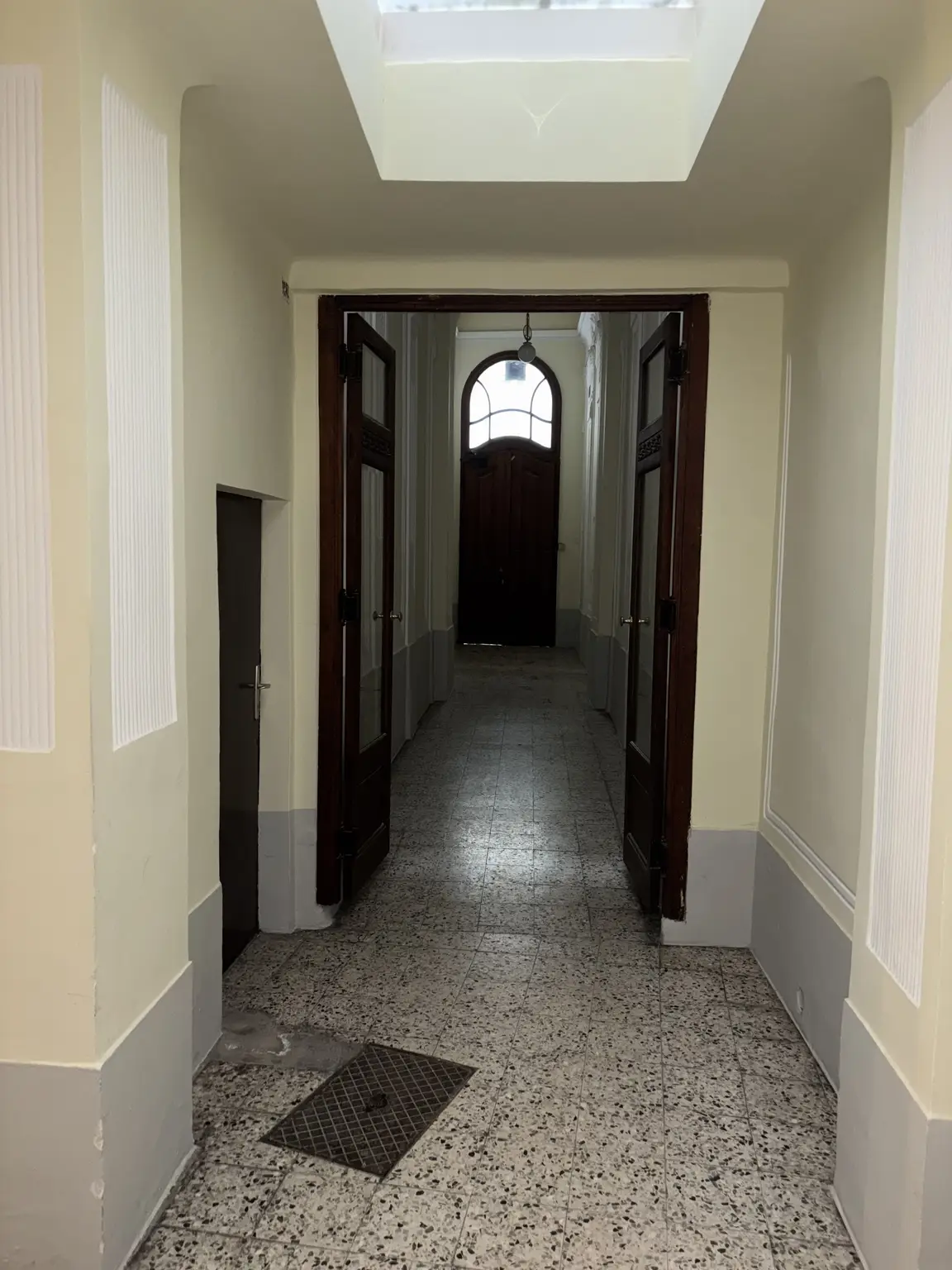 Sanierungsbedürftige 82m² Altbauwohnung mit mini Balkon in Hofruhelage!