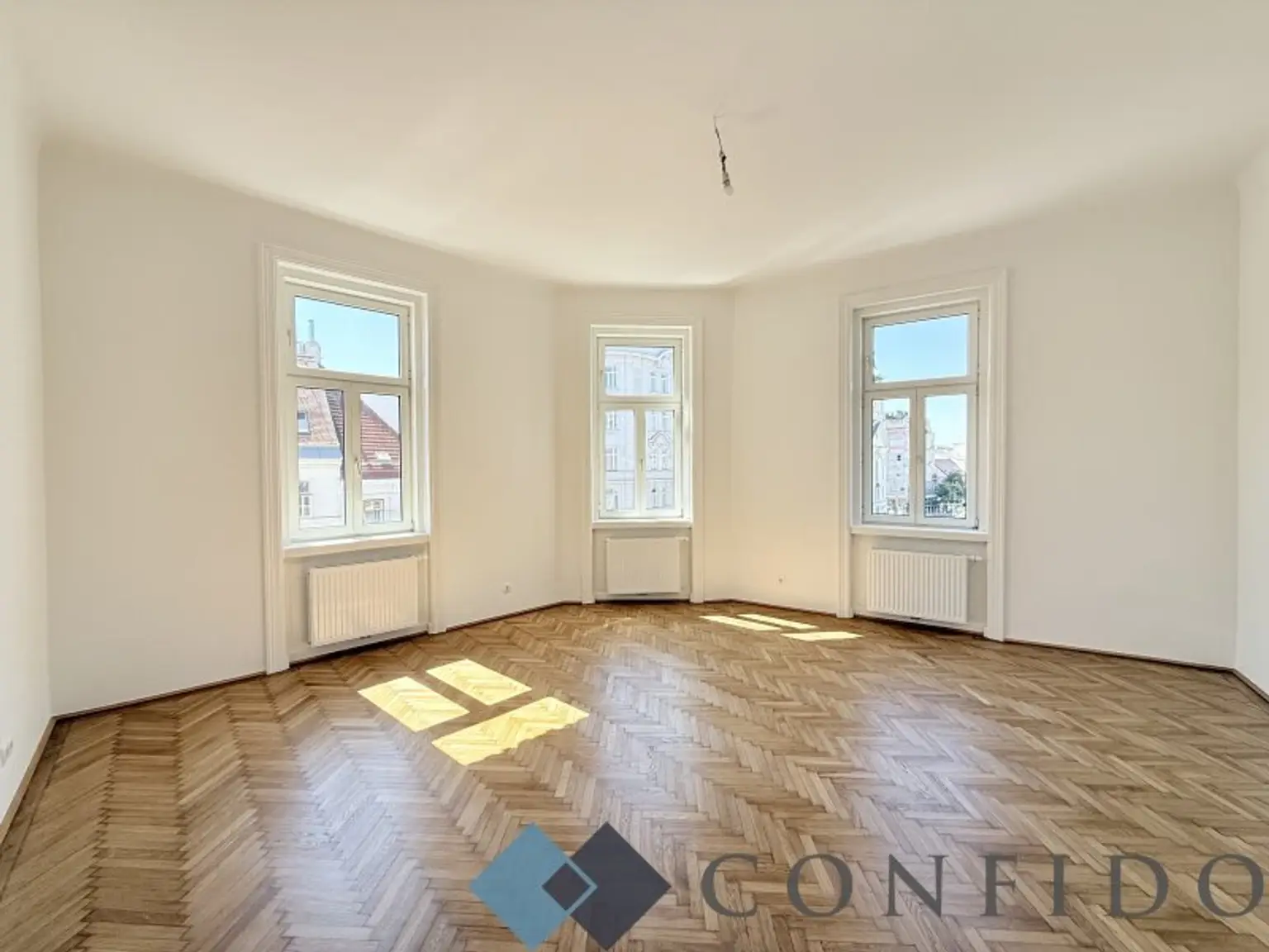 Erstbezug beim Rochusmarkt - Neu sanierte 5 Zimmer Altbauwohnung in begehrter Lage!