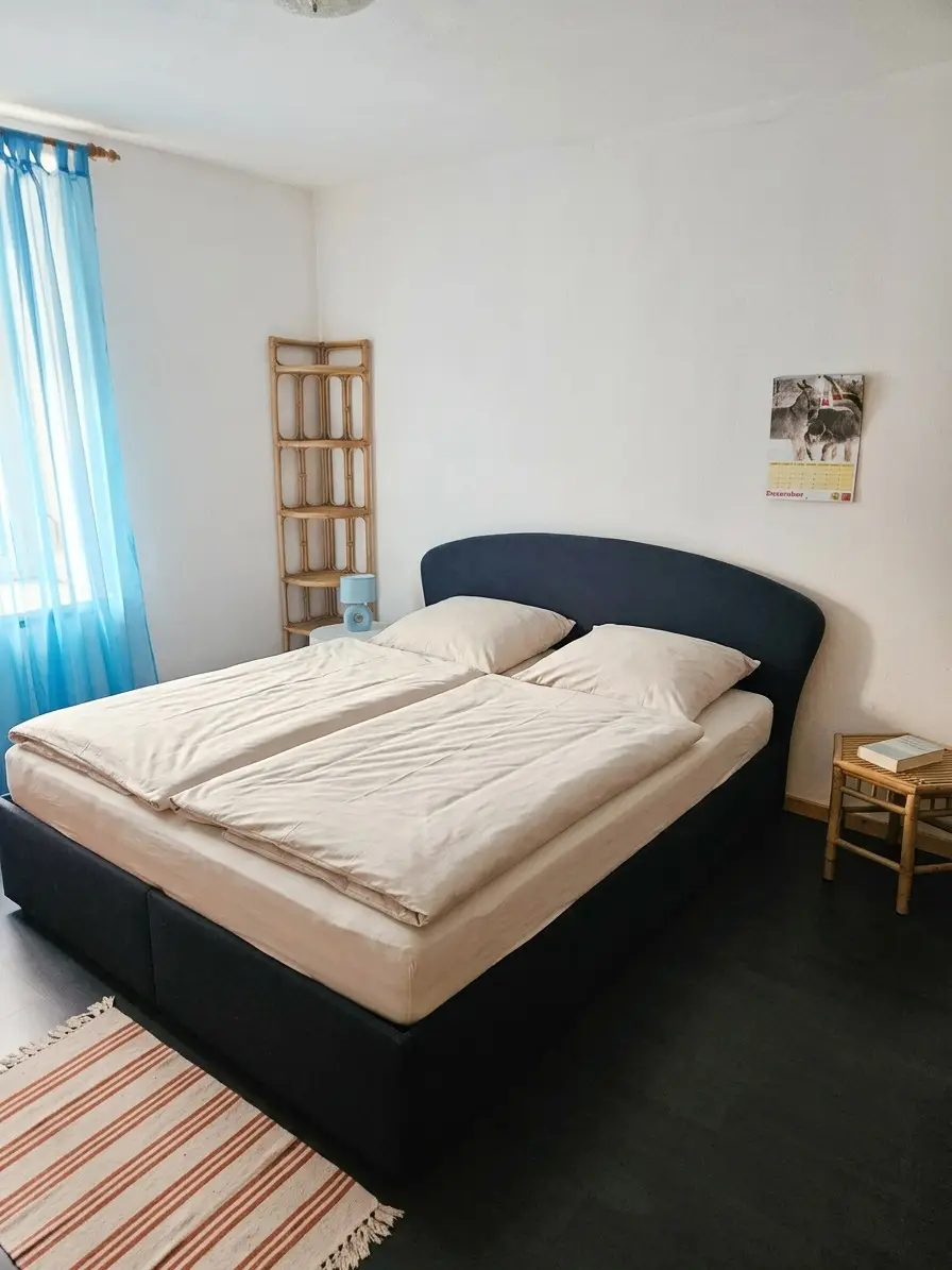 Schlafzimmer ( aufgeräumt und heller mit KI Unterstützung)