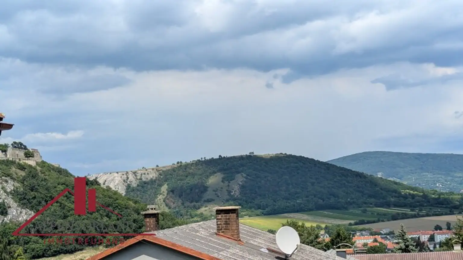 Traumhaftes Einfamilienhaus mit Fernblick in Hainburg an der Donau: ca. 180m² Wohnfläche mit Garten, 2 Terrassen, Pool und Garage!!!