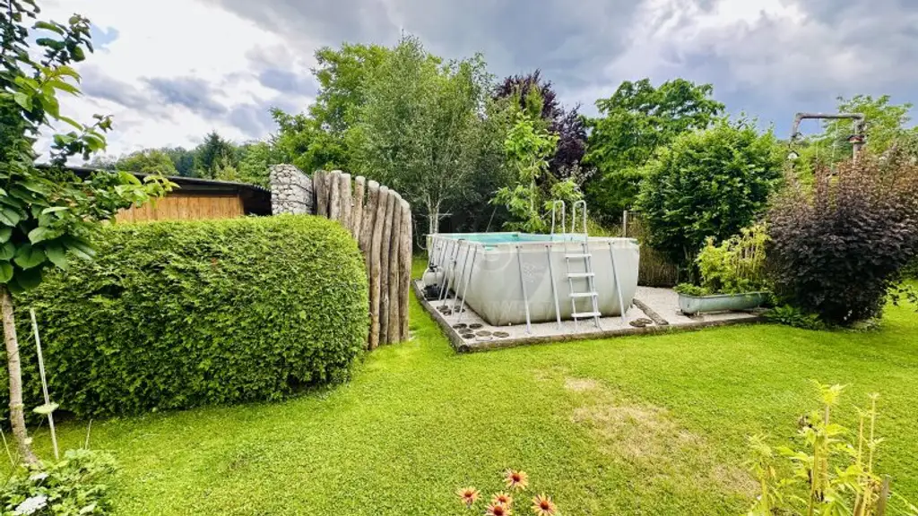 Zwei schöne Bungalows mit großem Garten