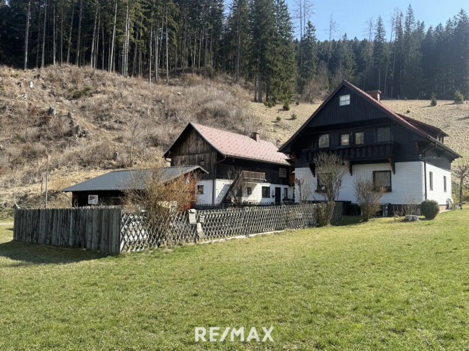 *** Charmantes teilsaniertes Landanwesen mit 10.978 m² Grund – Ruhe, Natur und vielseitige Nutzungsmöglichkeiten nur wenige Minuten zum grünen See ***