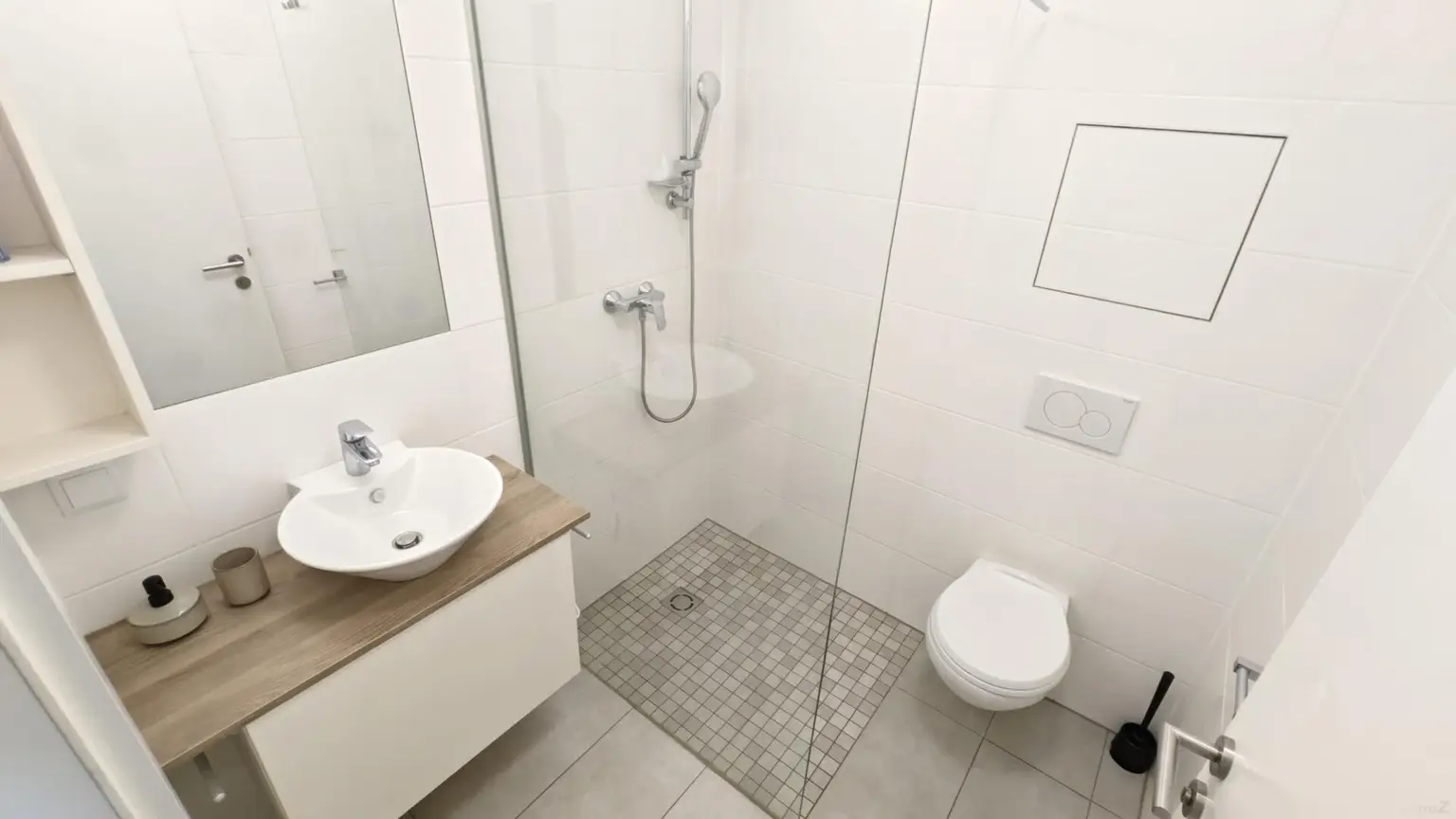 Vollmöblierte Dienst- oder Studentenwohnung mit großer, verglaster Loggia im obersten Stock! all inclusive Miete!