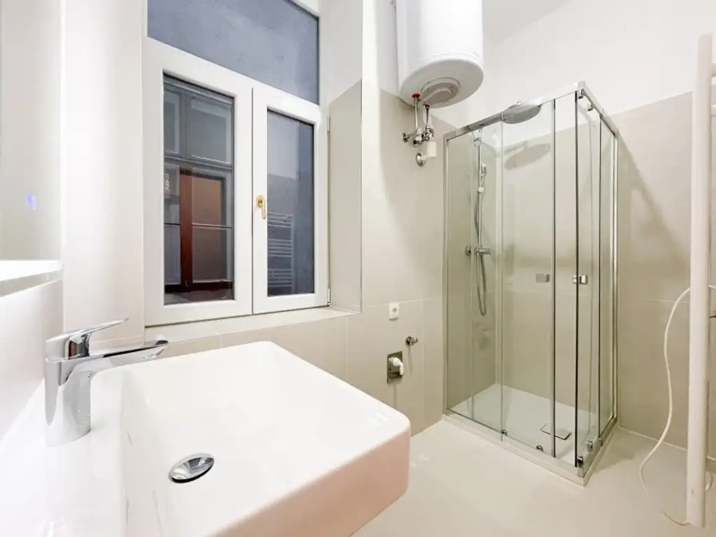 ALTBAU-TRAUM IN WÄHRING – 2,5 ZIMMER • LIFT KOMMT! • TOP LAGE HOFSTATTGASSE