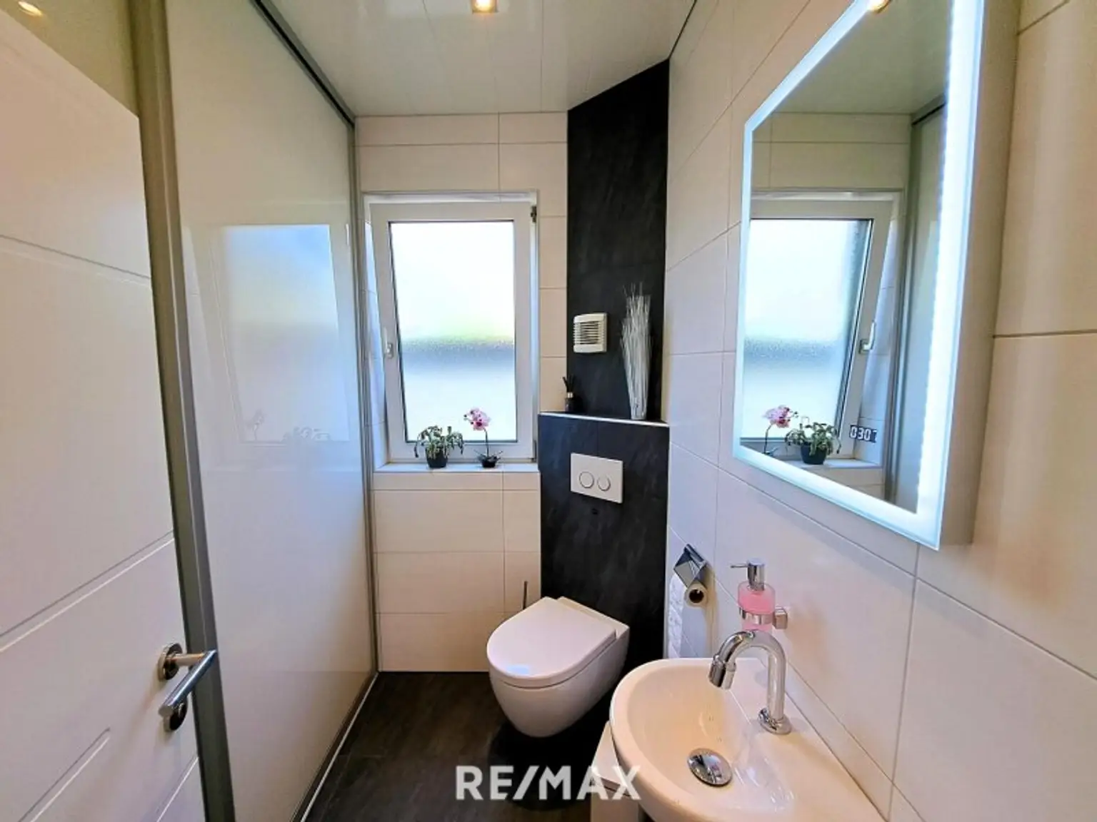 EG - WC mit Schiebeschrank