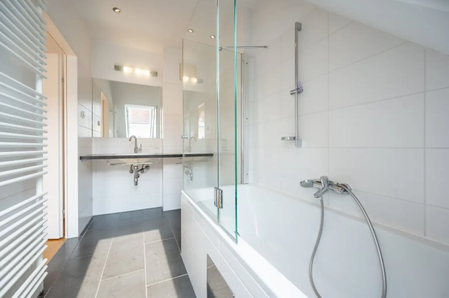 ++NEU++ Fantastisch aufgeteilte 4 Zimmer DG-Wohnung in absoluter Bestlage des 09. Bezirks - Viktor Frankl Park / Mariannengasse. +++ Dachterrasse! ++++