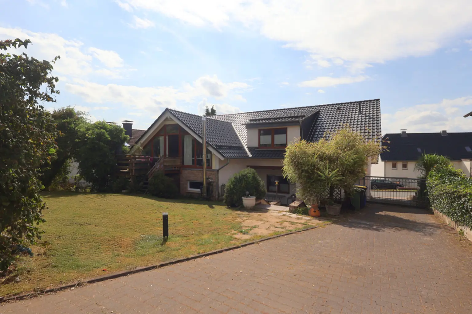 Garten/ Zufahrt Garagen