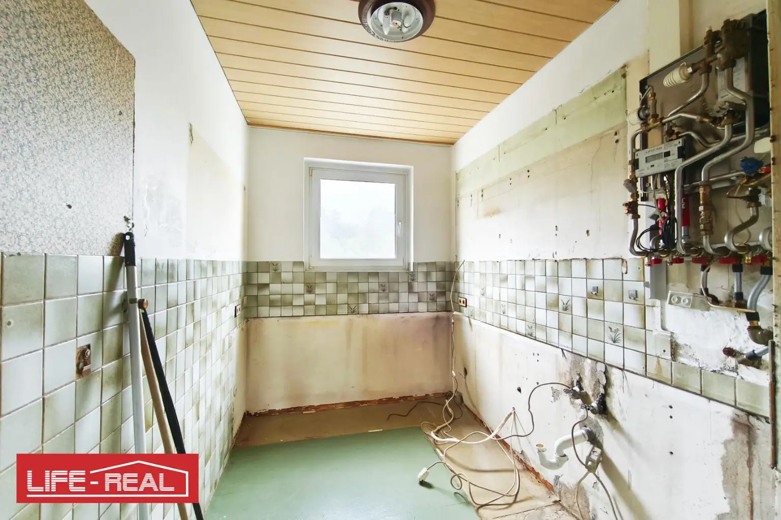 Großzügige 4-Zimmer-Wohnung mit Loggia und Stellplatz – Potenzial zur Sanierung vorhanden