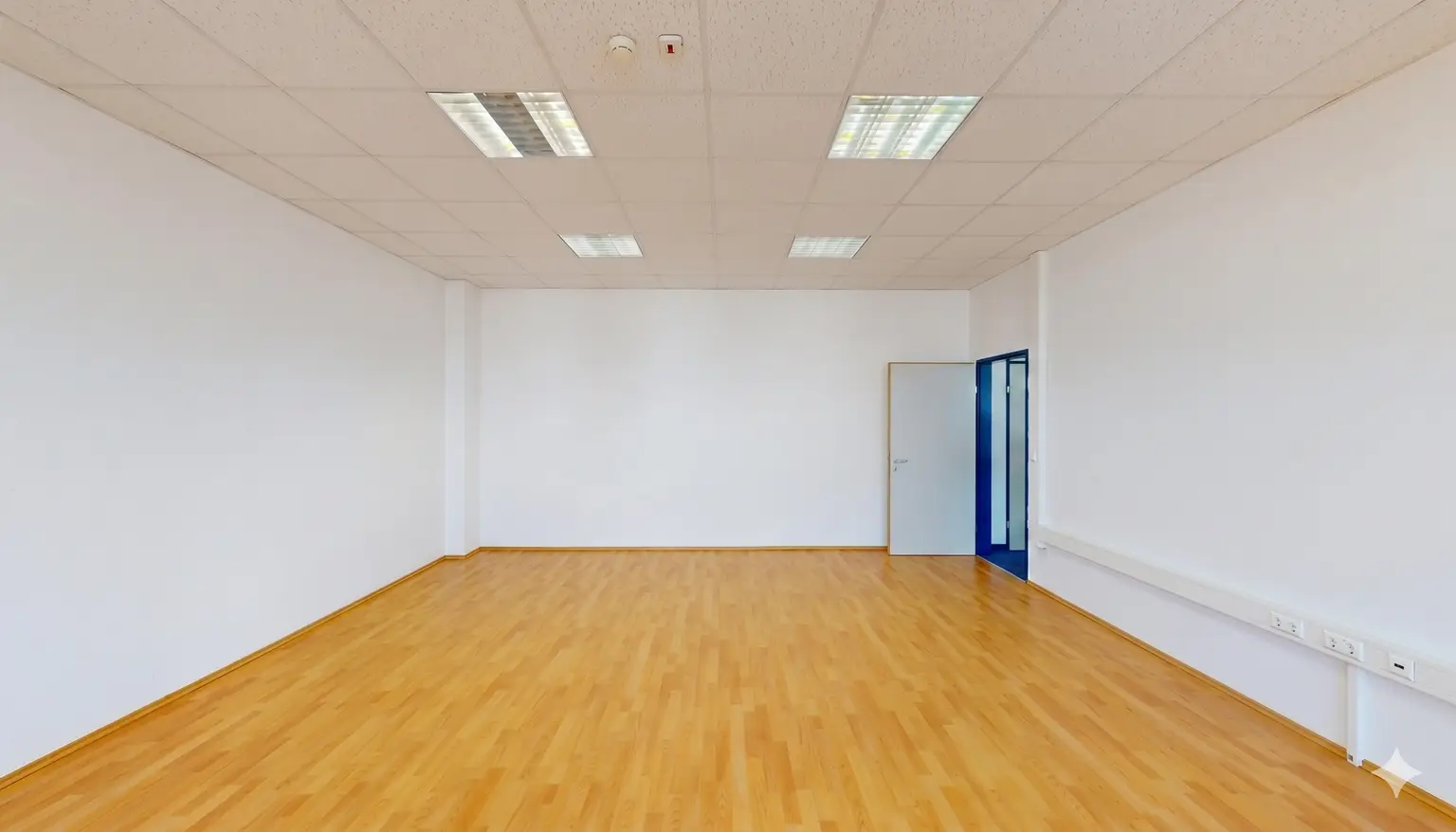 Helle Bürofläche mit großzügigen Fensterflächen für produktives Arbeiten