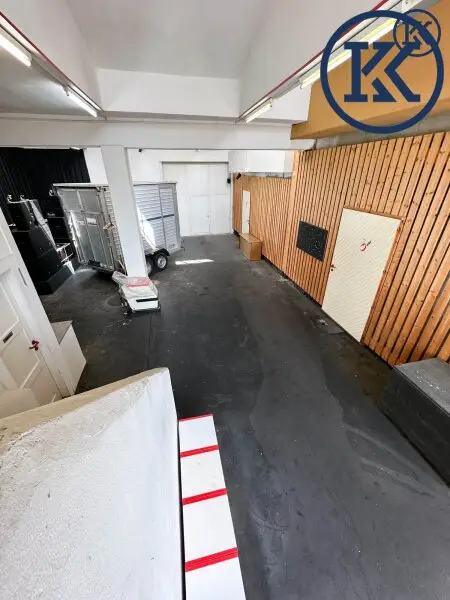 Halle mit Eingängen zum Studio