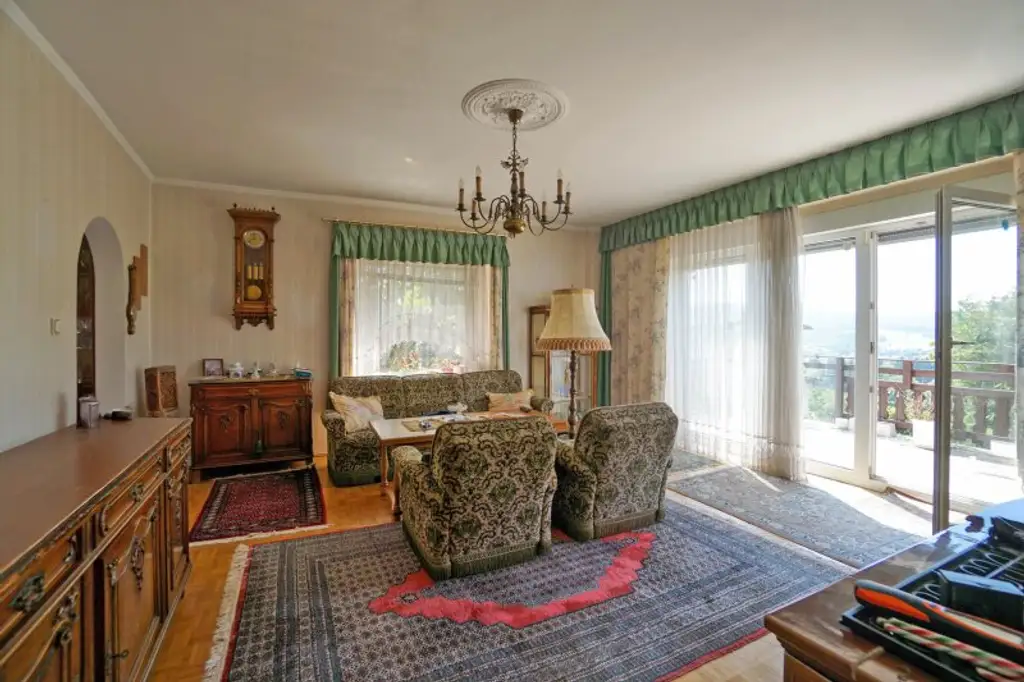 Landhaus mit Potential auf Anhöhe mit traumhaftem Weitblick ins Land