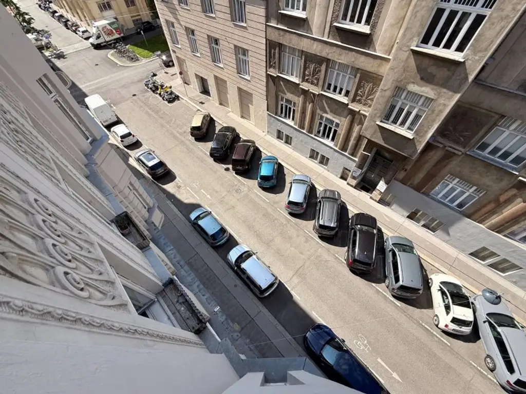 Erstbezug nach Sanierung – 4-Zimmer-Wohnung mit Balkon (134 m²)