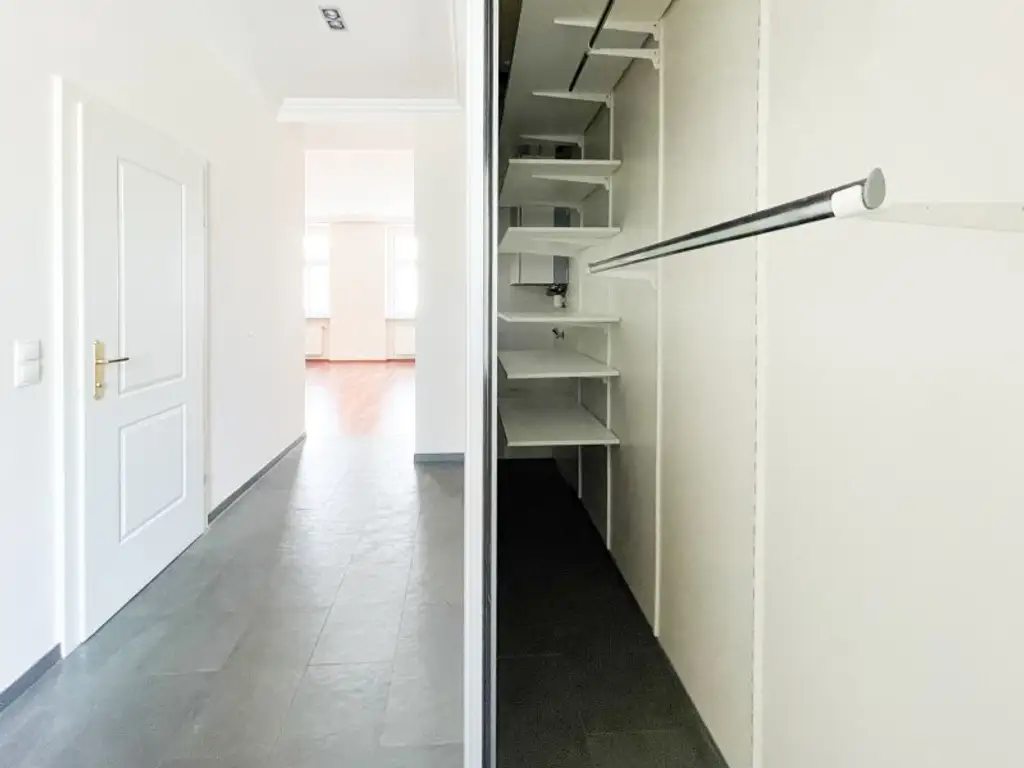 U4 PILGRAMGASSE: Altbauwohnung mit Balkon* im schön sanierten Altbau mit separater Küche Nähe Naschmarkt